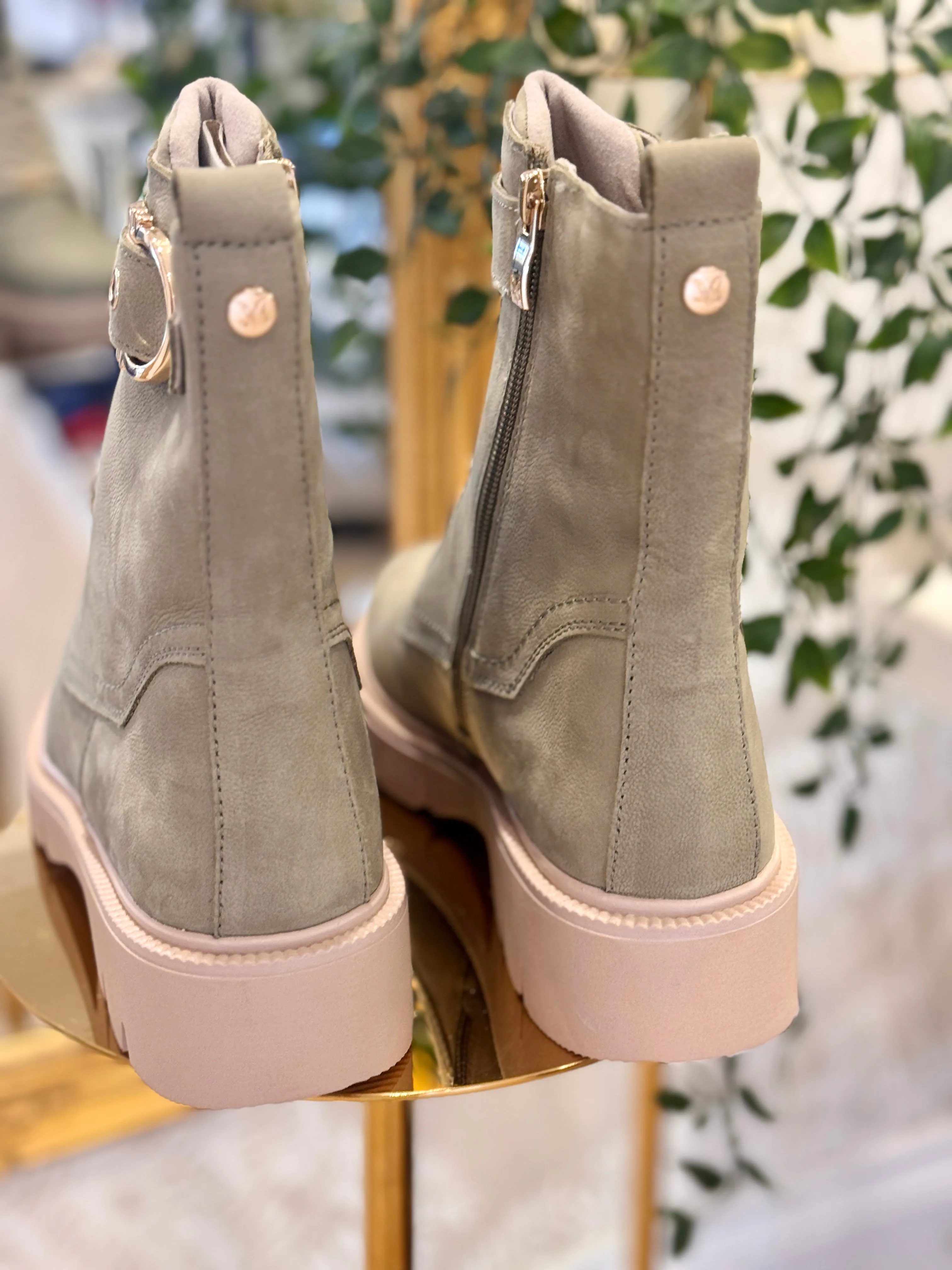 Caprice Aine Sage boot