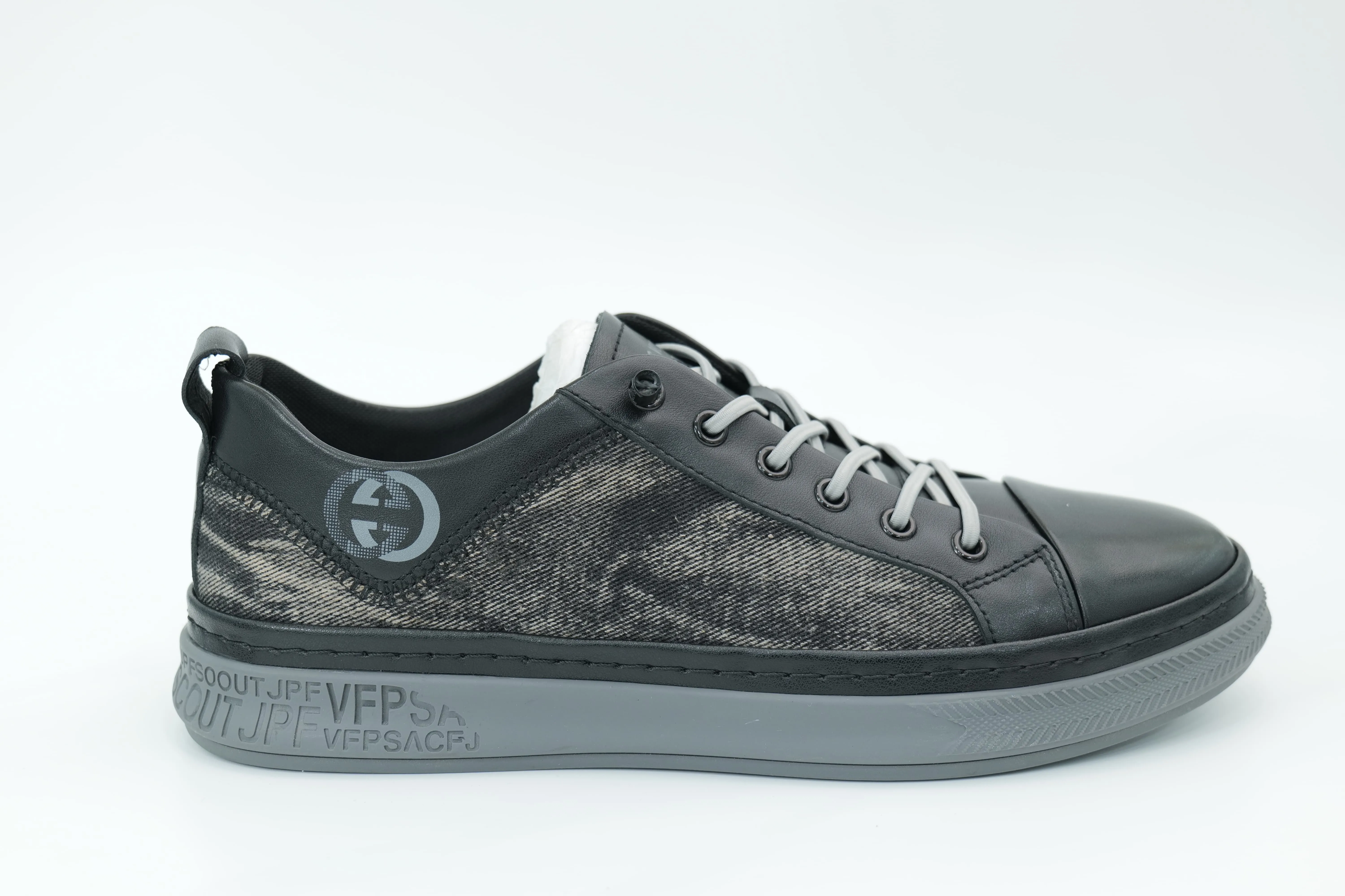 Casual sneakers