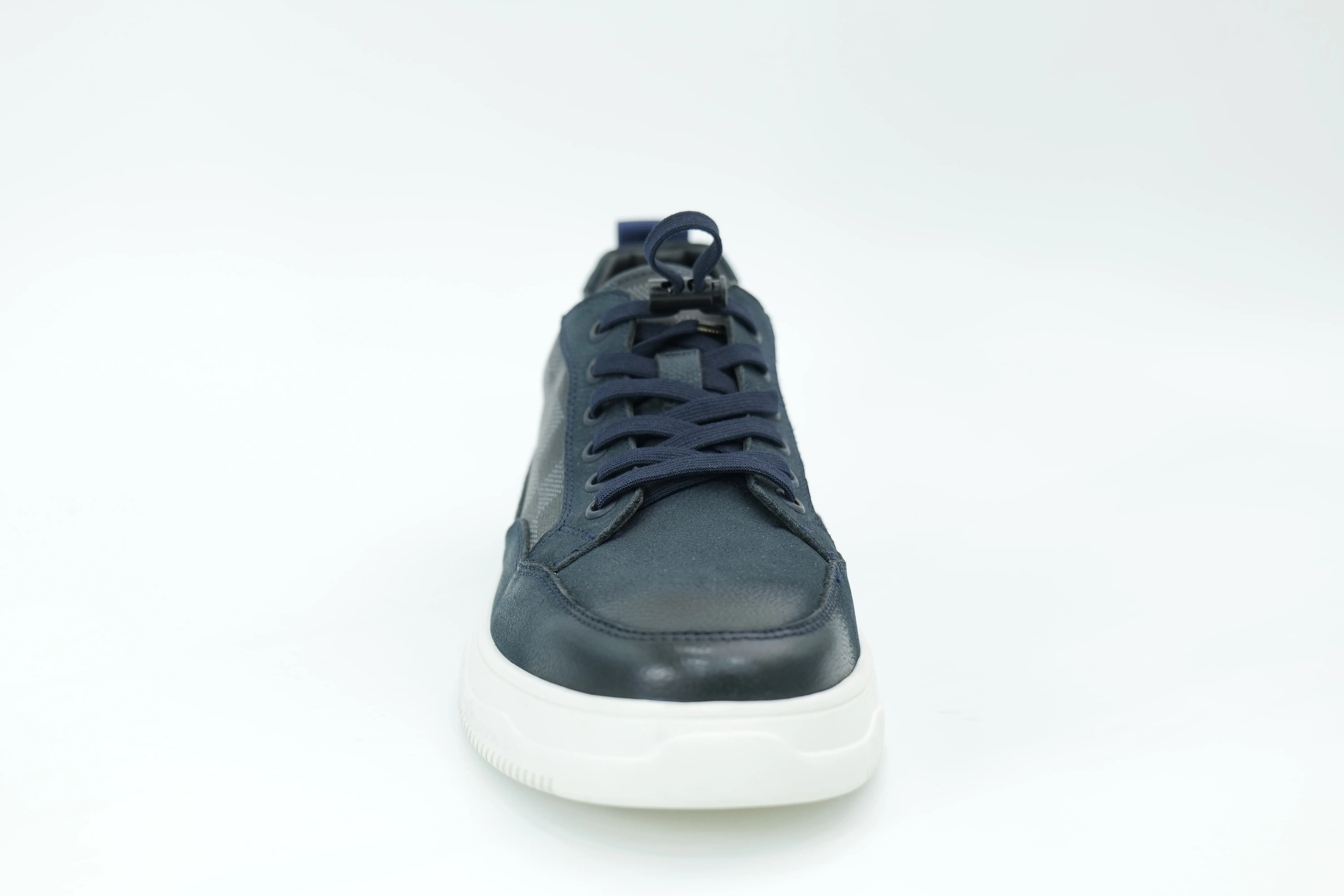 Casual sneakers
