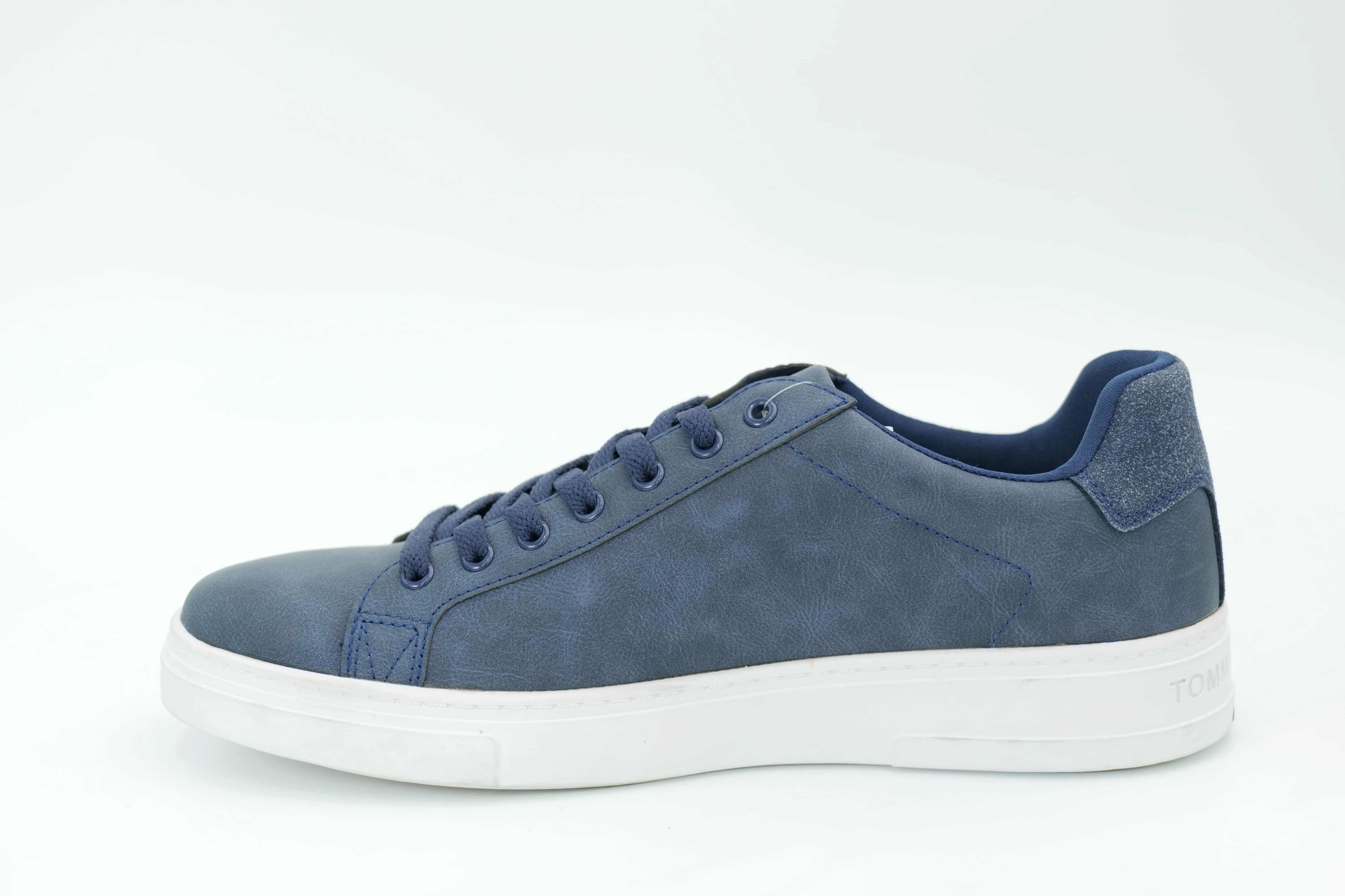 Casual sneakers