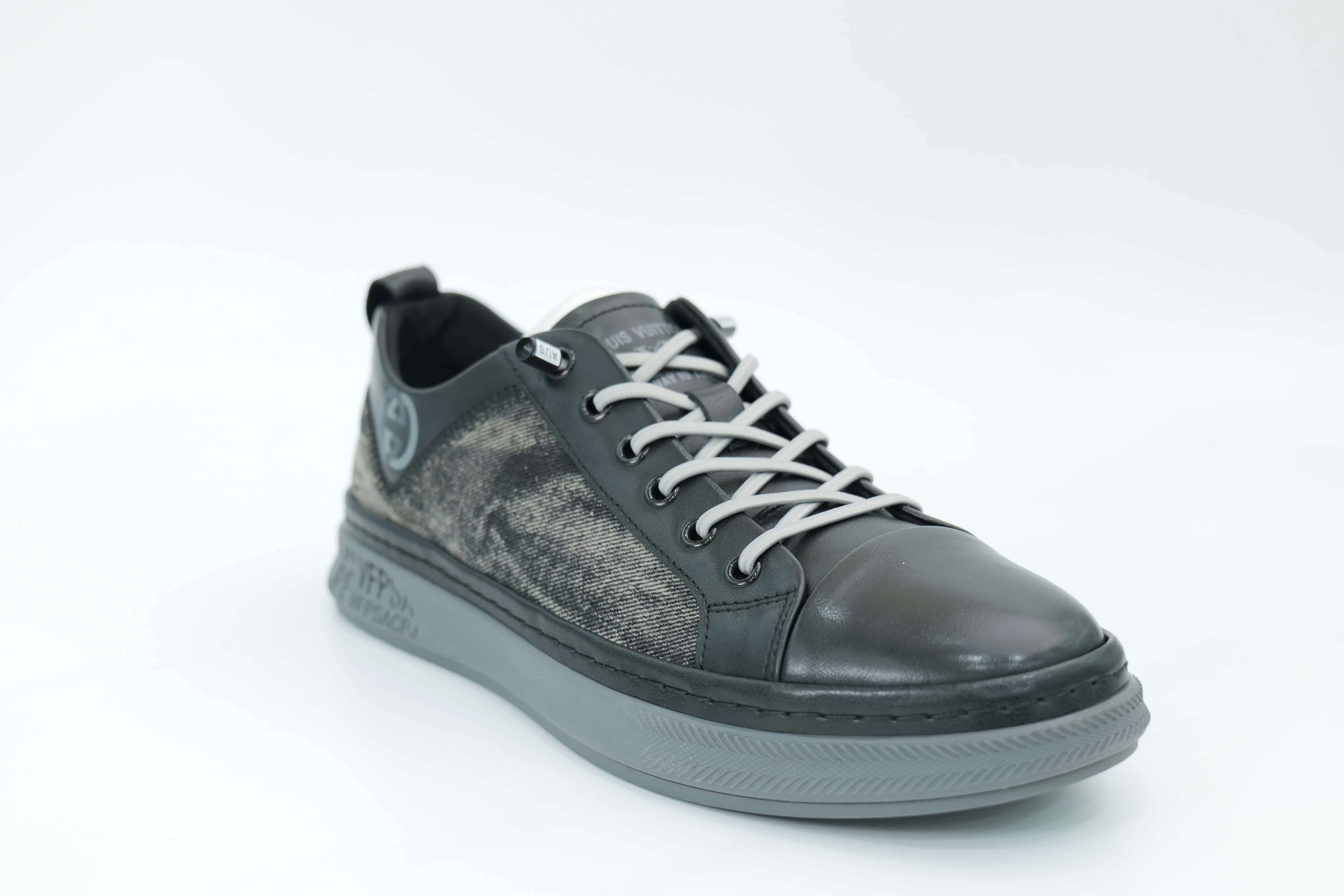 Casual sneakers