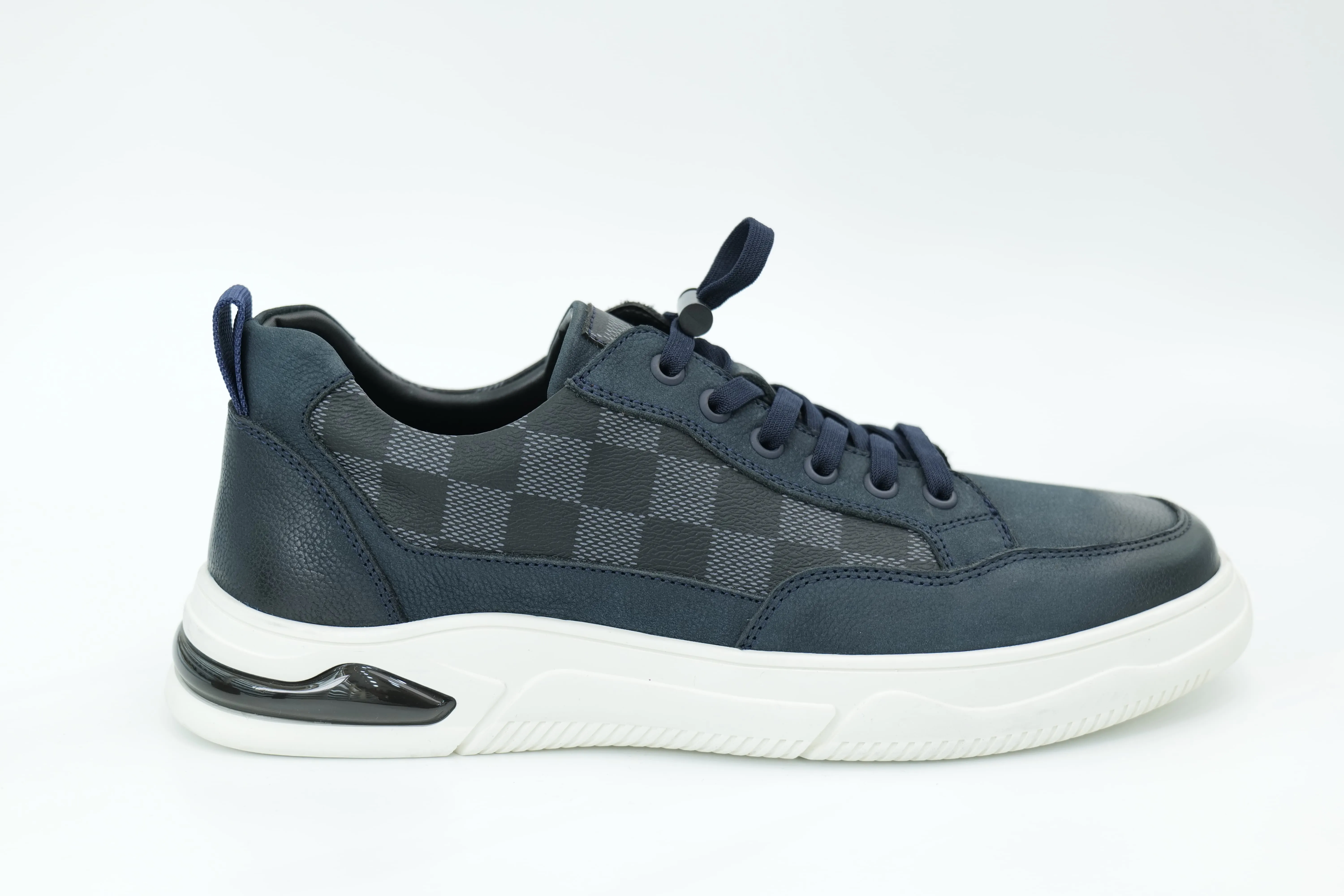 Casual sneakers