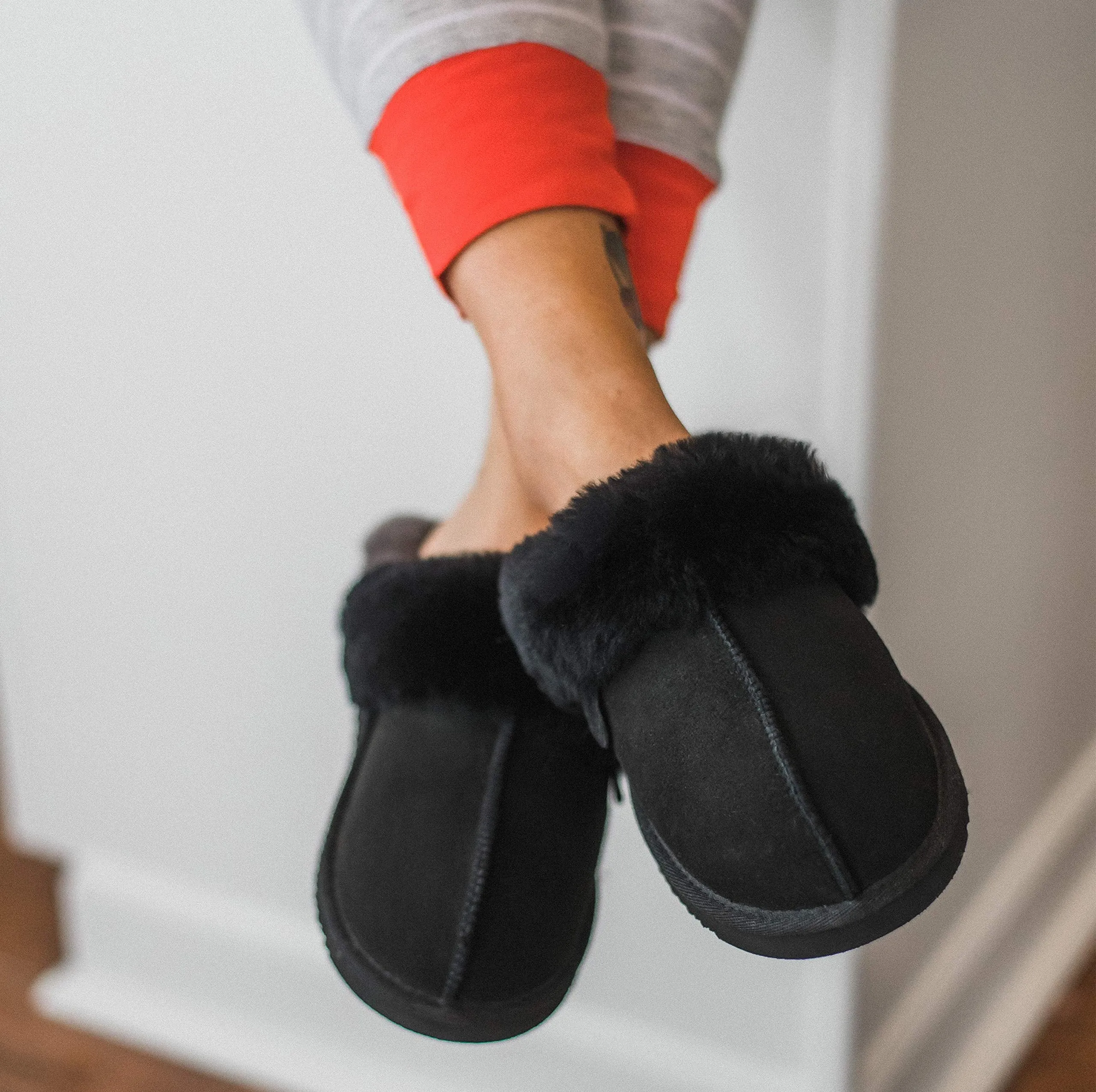 Dearfoams Womens Fireside Sydney Shearling Fur Indoor/Outdoor Scuff With Wide Widths Slipper, Black, 9 Wide US