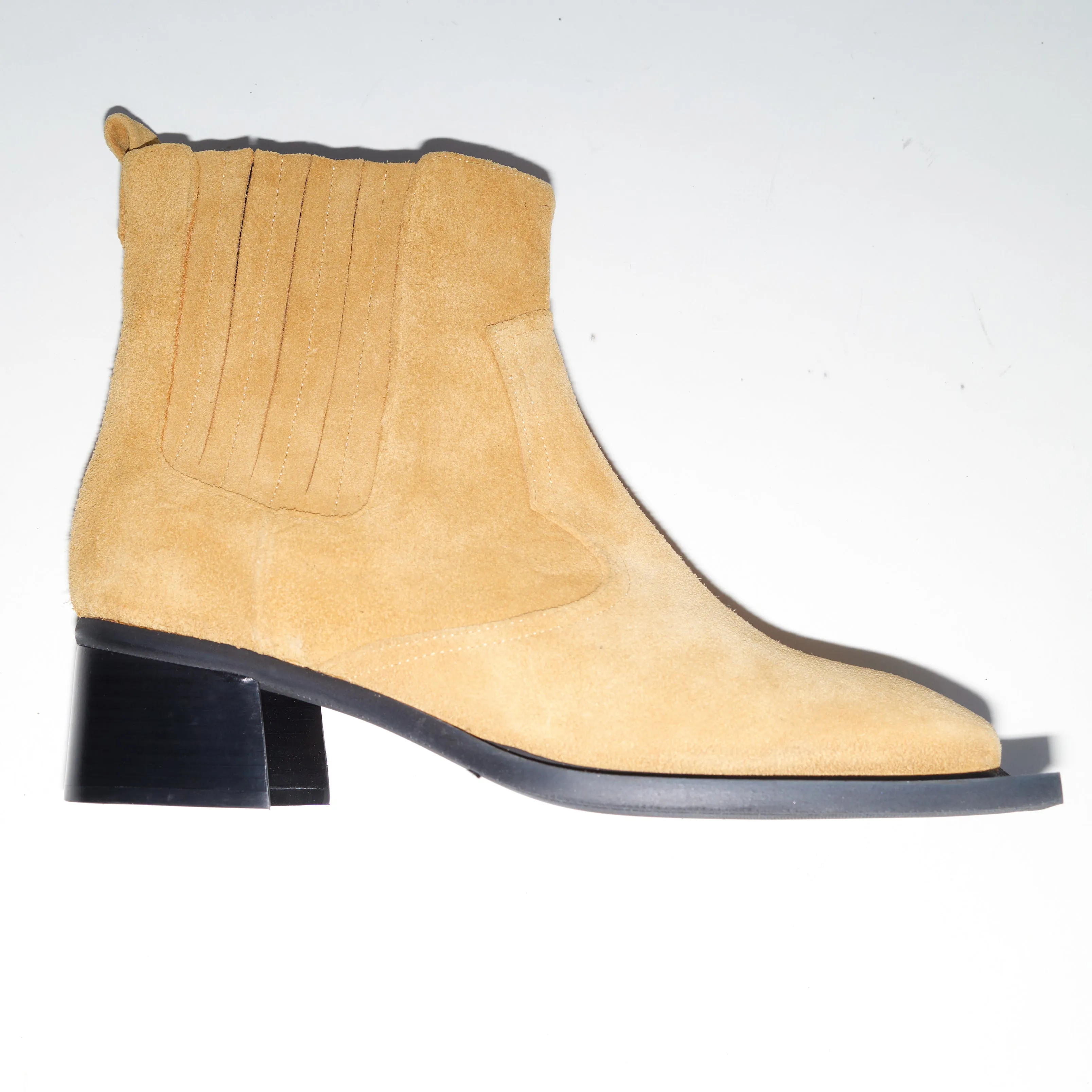 Howler Ankle Boots in Suede Brown Leather