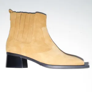 Howler Ankle Boots in Suede Brown Leather